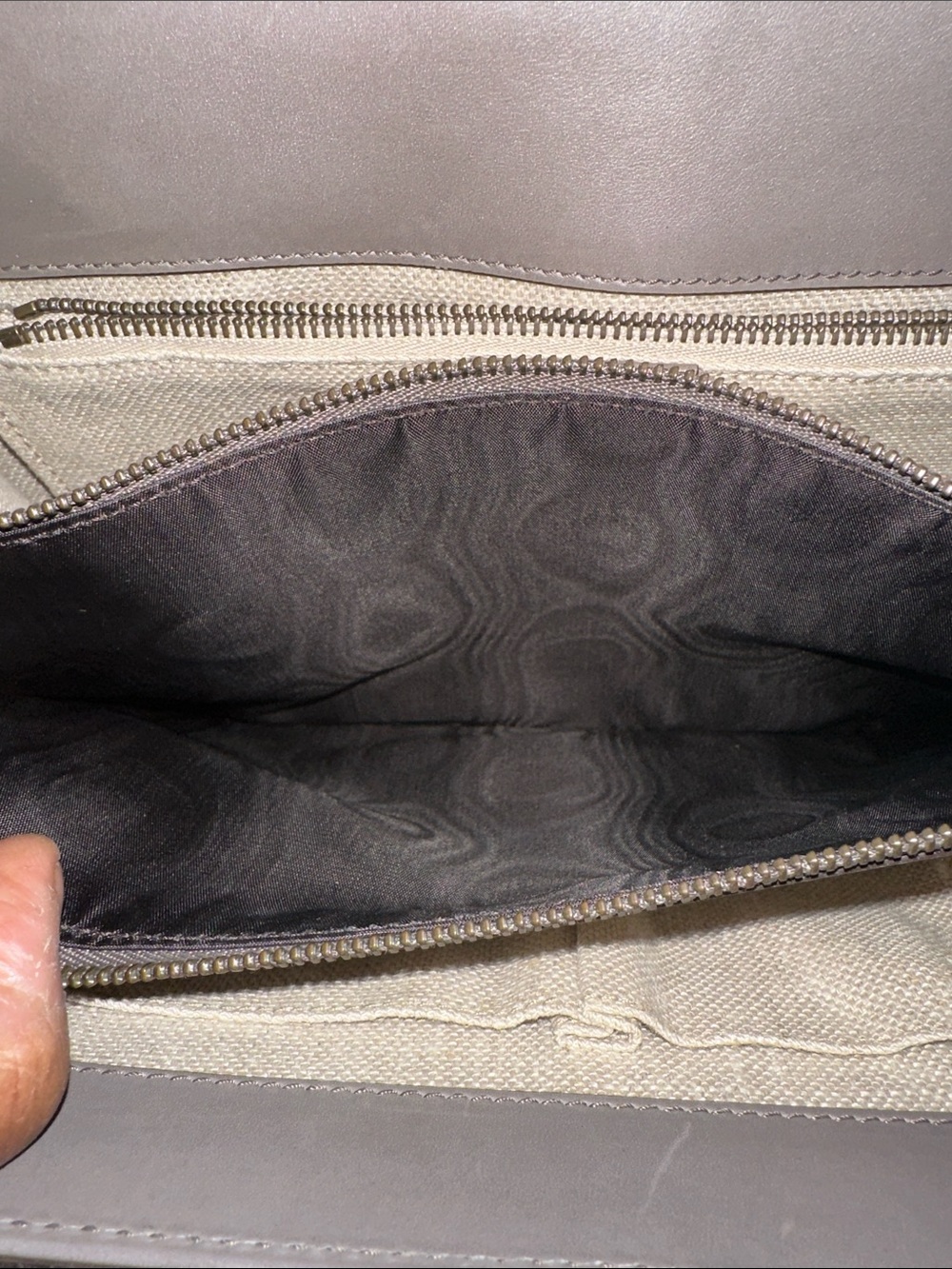 Gucci Gray Leather Shoulder Bag with Gold Hardware. PREOWNED (AUTHENTIC) - Picture 15 of 16